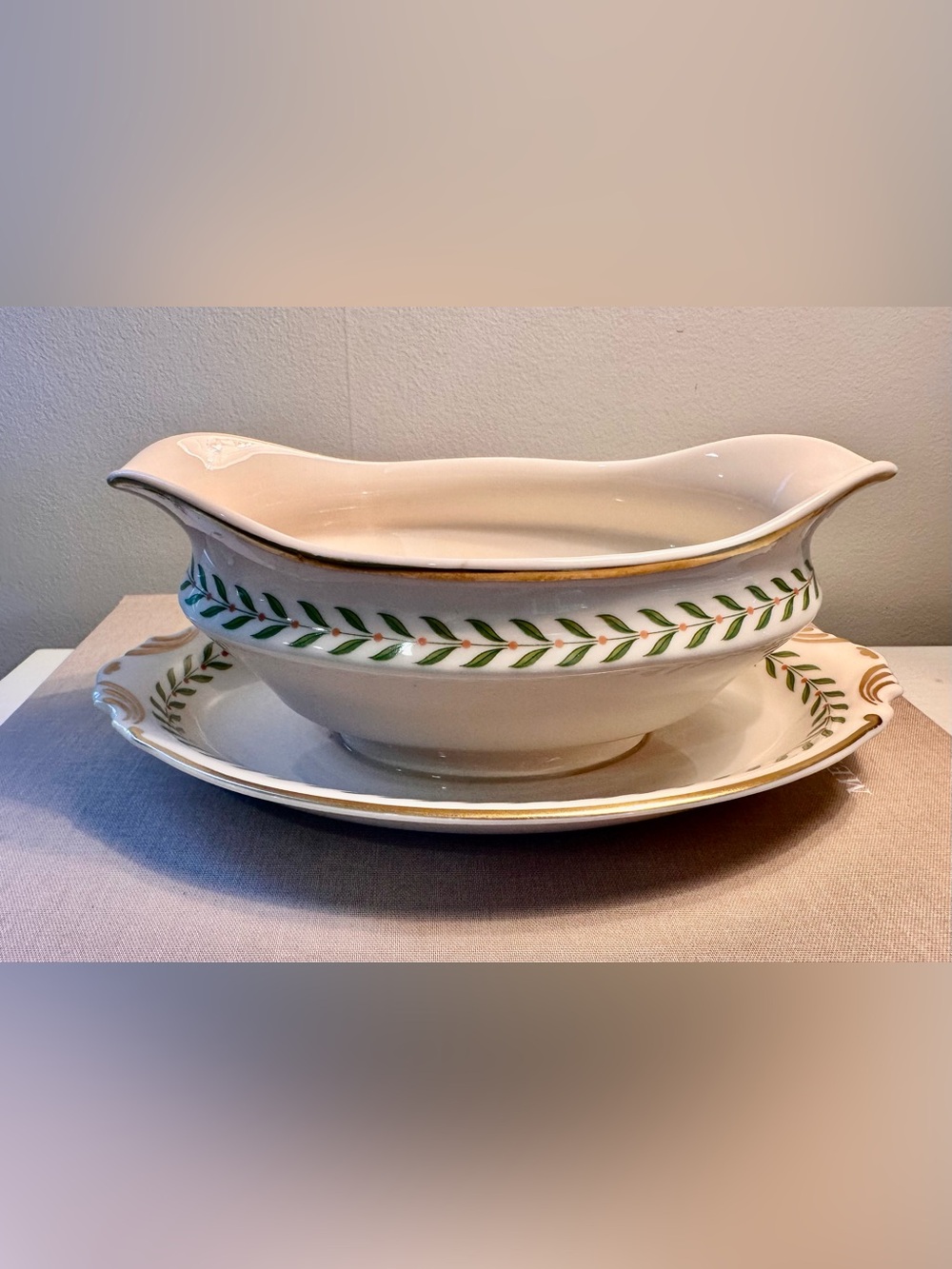 Syracuse Greenwood Old Ivory Gravy With Attached Underplate